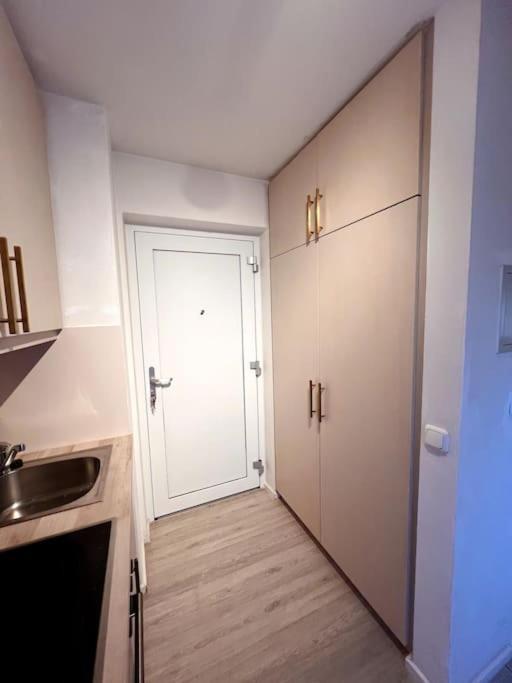 Stylish Studio Apartment With Beautiful Balcony إنغولشتات المظهر الخارجي الصورة